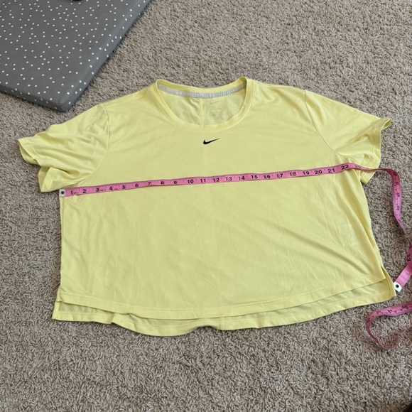 Nike Logo Crop Relaxed Dri-Fit Tee - Picture 3 of 6